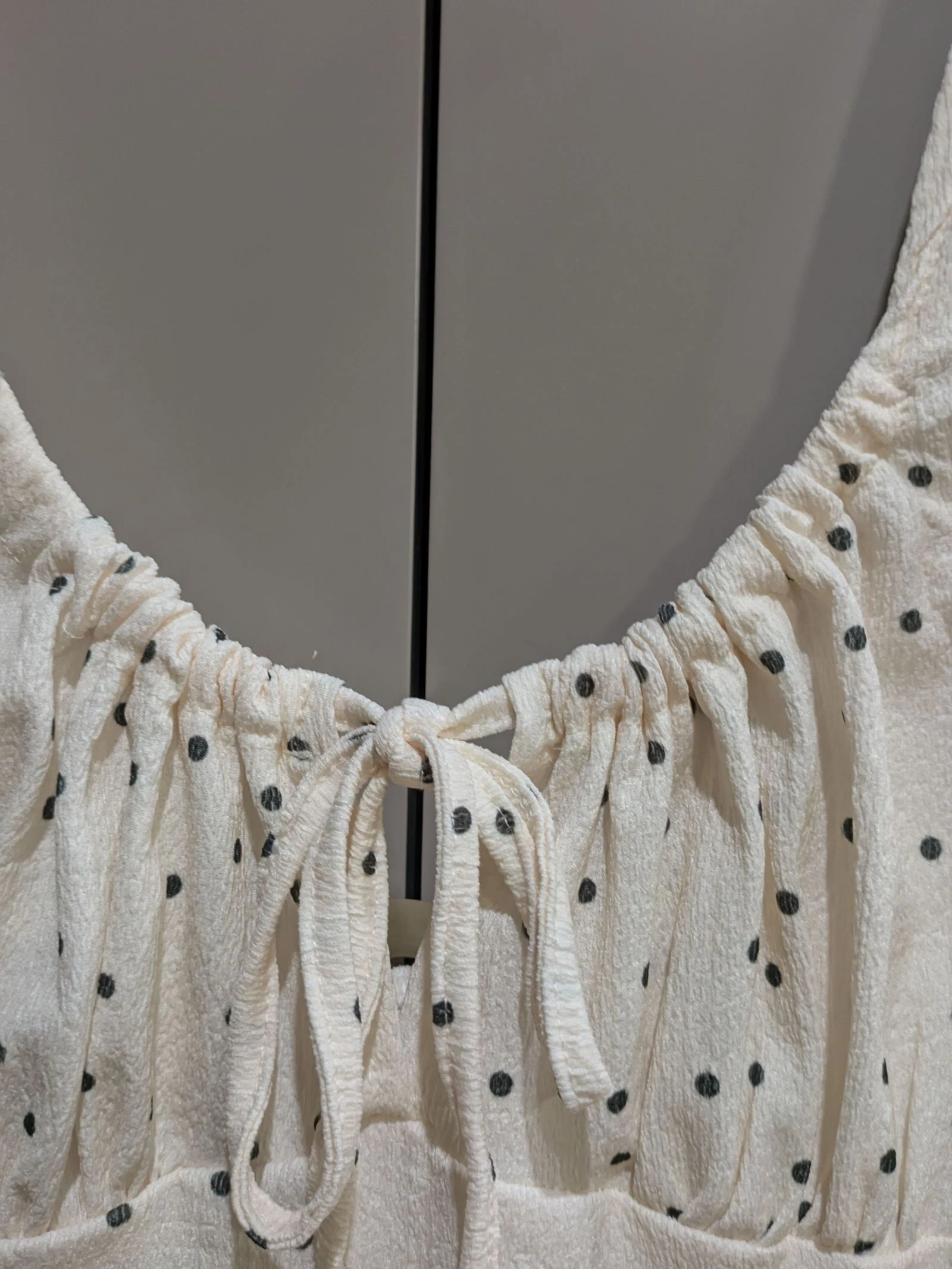 Vestido curto branco com pontos negros e detalhe de laço tamanho M da Pull&Bear – photo 6